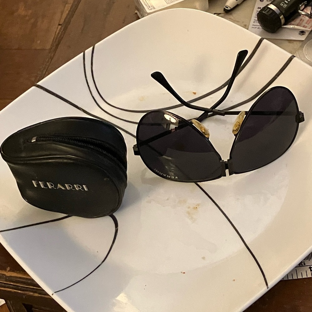 Ferarri Black Foldable Vintage Sunglasses with the original case😎😎😎😎